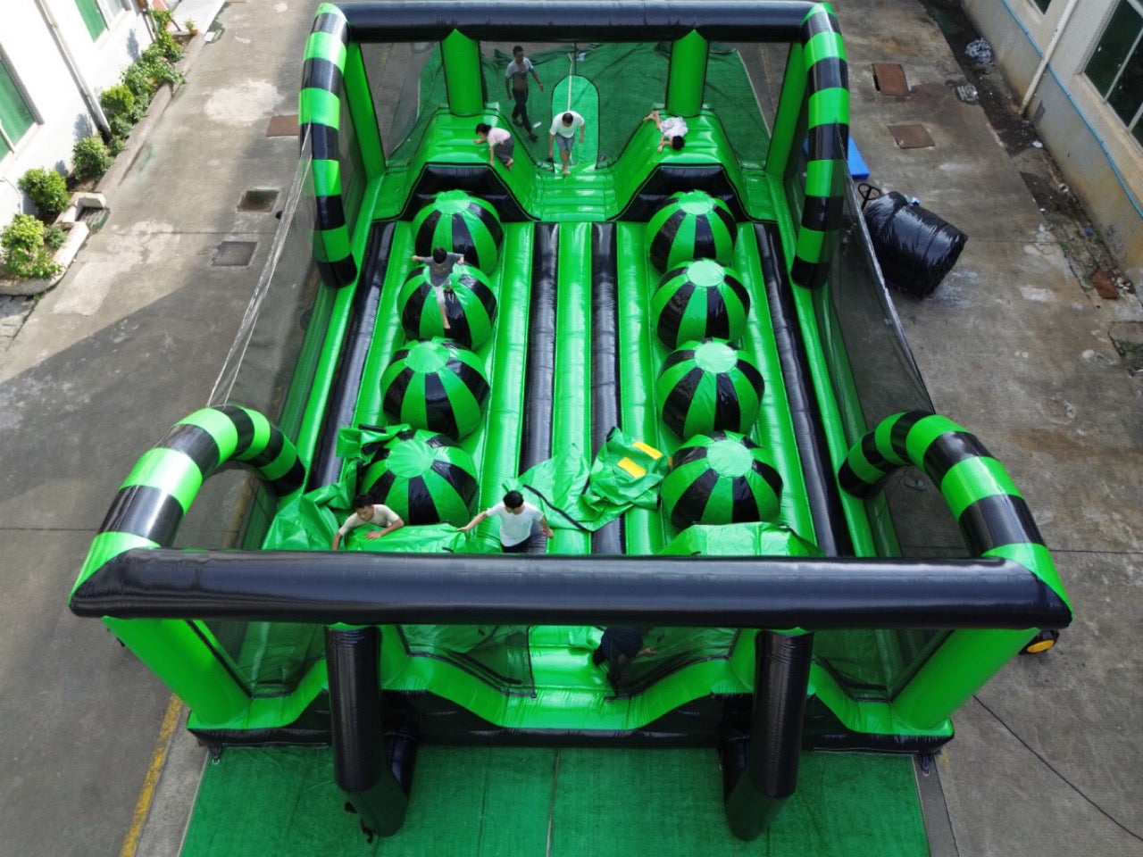 Giant inflatable obstacle trampoline