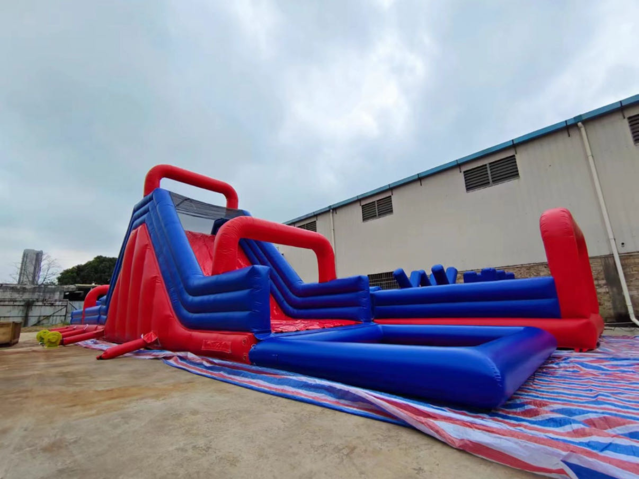 Giant inflatable obstacle clearance track